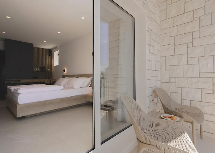 לינה וארוחת בוקר Miki 4*