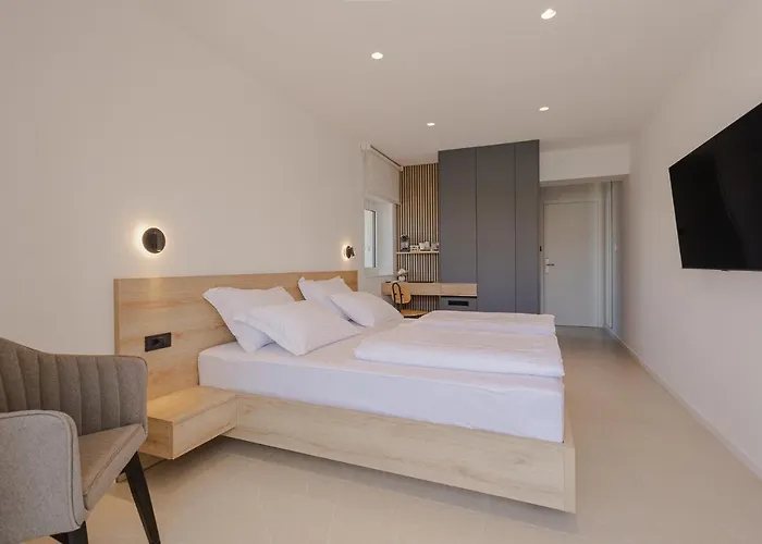 Miki 4* פודסטראנה