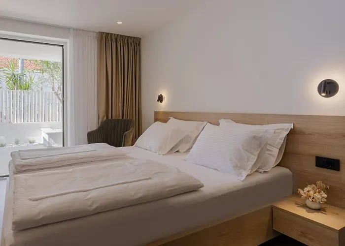 Miki לינה וארוחת בוקר 4*