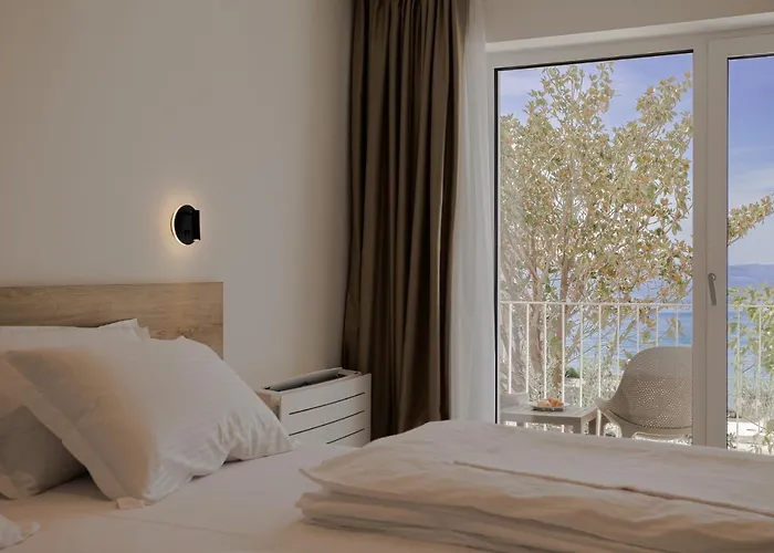 Miki 4* פודסטראנה