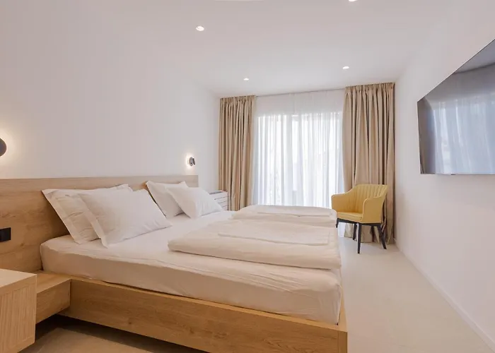 לינה וארוחת בוקר Miki 4*