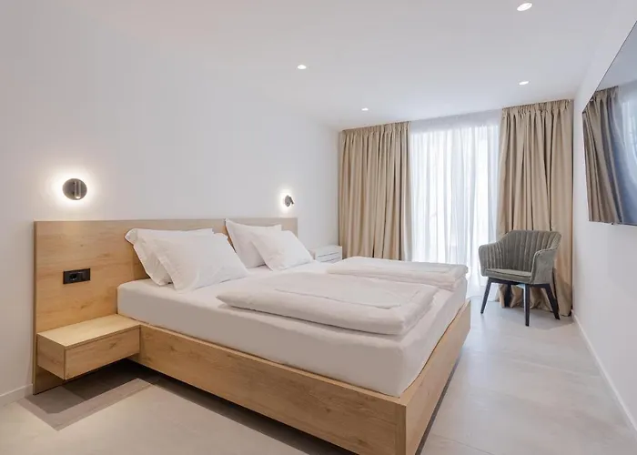 Miki לינה וארוחת בוקר 4*