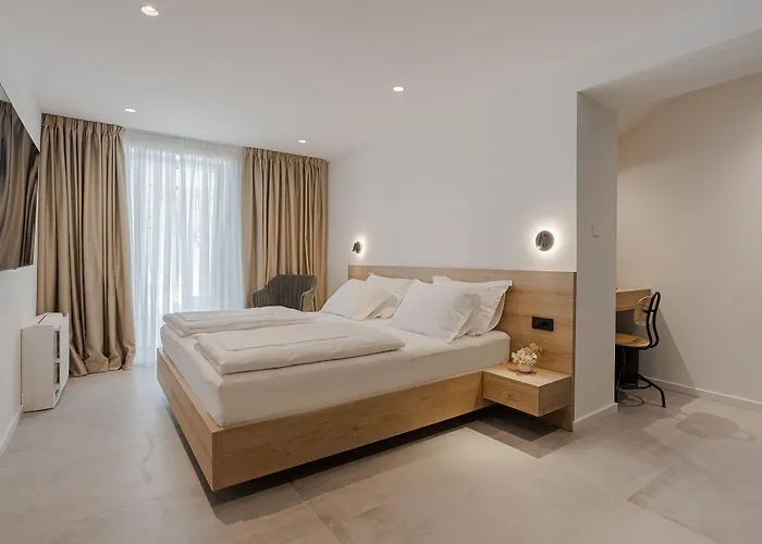 Miki 4* פודסטראנה