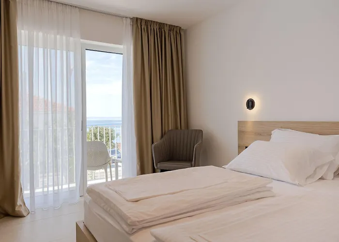 Miki 4* פודסטראנה